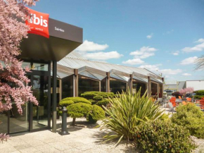 Отель ibis Saintes  Сент